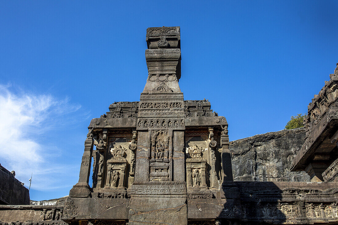 Steinerne Diya-Stambha-Säule im Kailash-Tempel, Ellora-Höhlen, UNESCO-Weltkulturerbe, Maharashtra, Indien, Asien