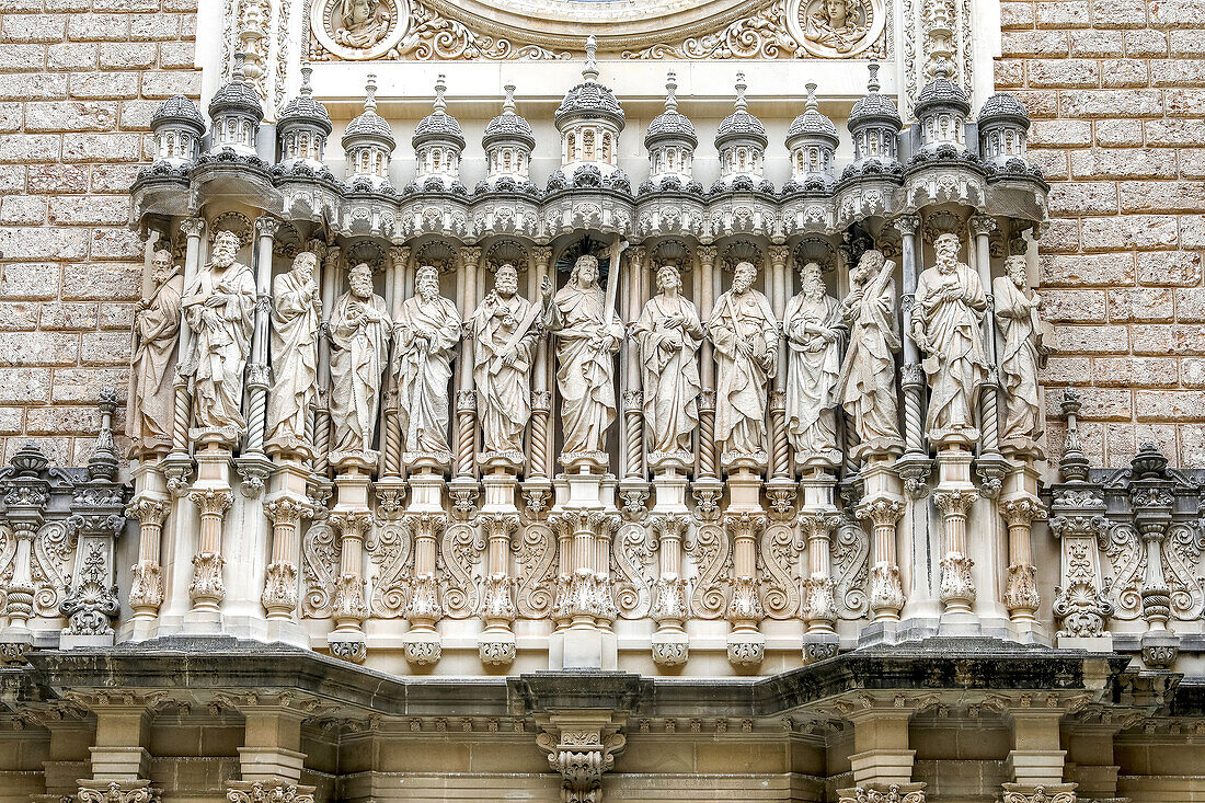 Statuen über der Kirchentür, Kloster Montserrat, Katalonien, Spanien, Europa