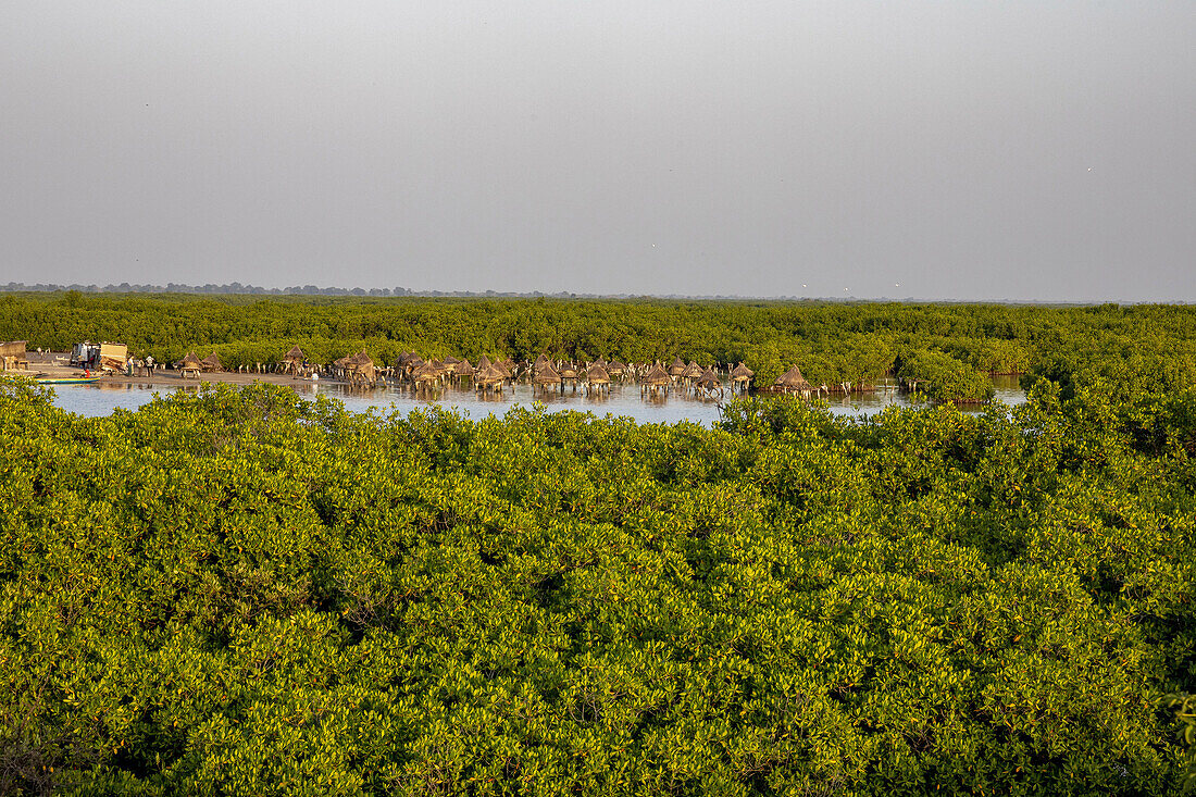 Uralte Getreidespeicher auf einer Insel zwischen Mangrovenbäumen, Joal-Fadiouth, Senegal, Westafrika, Afrika