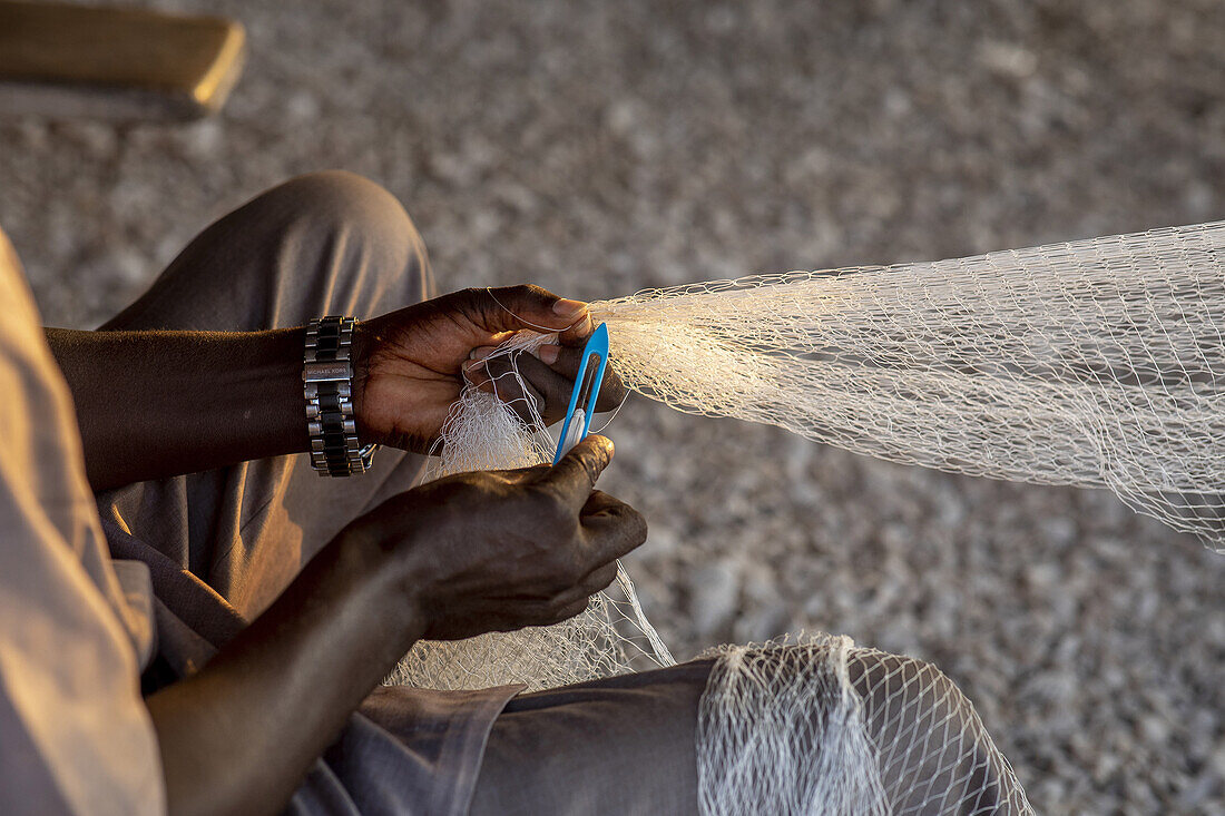Fischer flicken Netze in Fadiouth, Senegal, Westafrika, Afrika