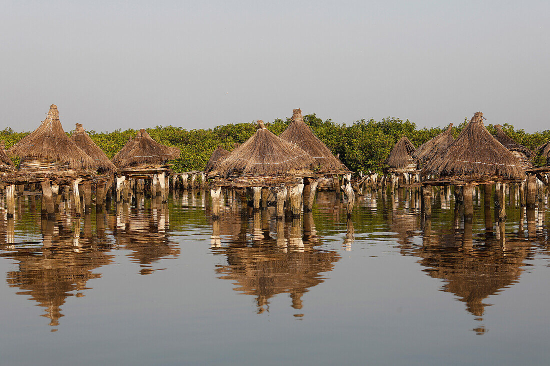 Uralte Getreidespeicher auf einer Insel zwischen Mangrovenbäumen, Joal-Fadiouth, Senegal, Westafrika, Afrika