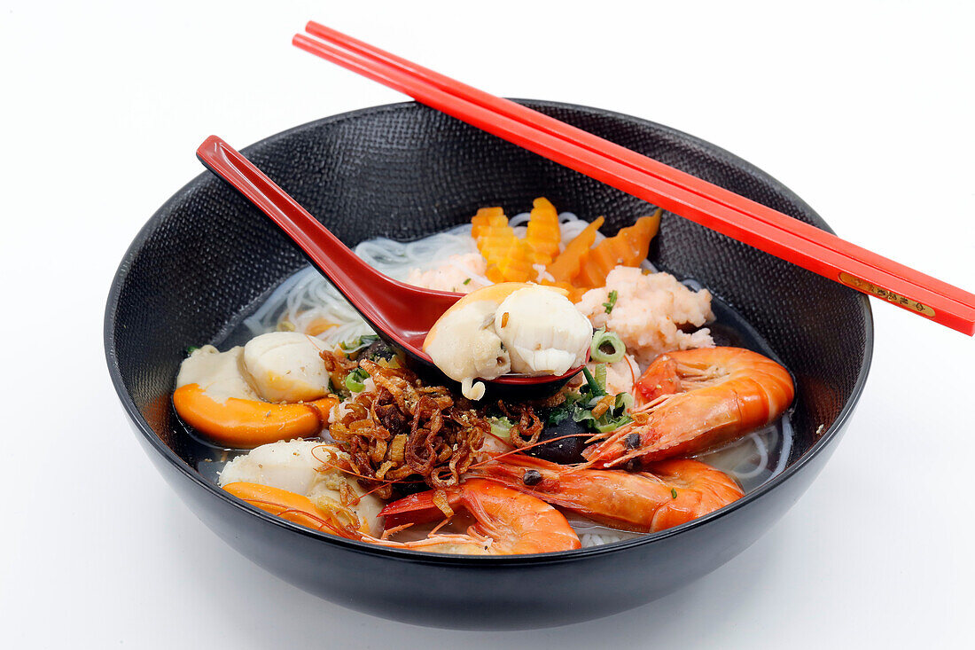 Frische Meeresfrüchte, vietnamesische Suppe, serviert in einer schwarzen Schale, asiatische Küche, Frankreich, Europa