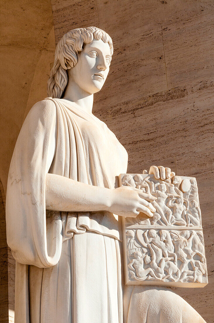 Statue am Palazzo della Civilta Italiana (Palazzo della Civilta del Lavoro) (Platz Kolosseum),EUR,Rom,Latium (Lazio),Italien,Europa