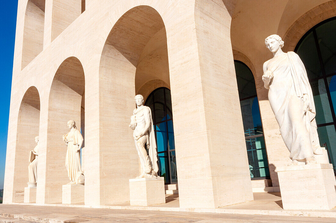 Statuen im Palazzo della Civilta Italiana (Palazzo della Civilta del Lavoro) (Kolosseumsplatz),EUR,Rom,Latium (Lazio),Italien,Europa
