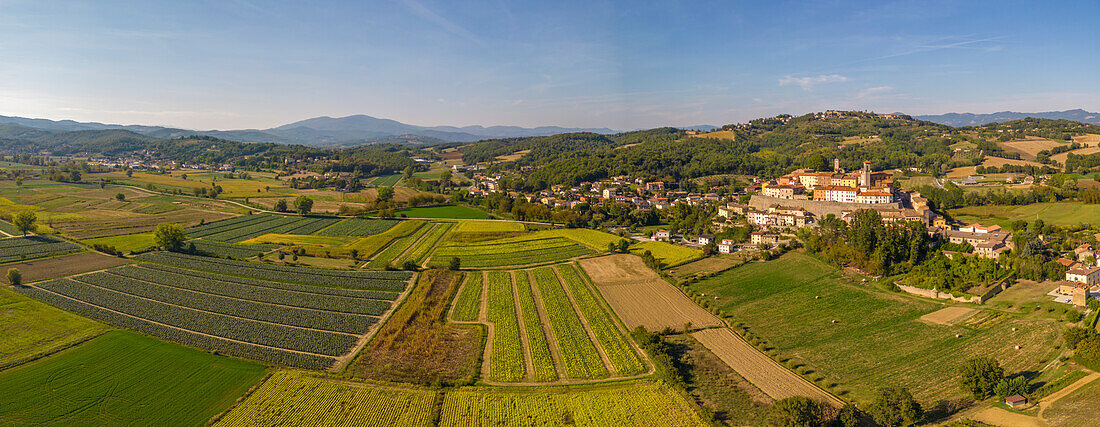 Erhöhter Blick auf Ackerland, Landschaft und Stadt, Monterchi, Provinz Arezzo, Toskana, Italien, Europa