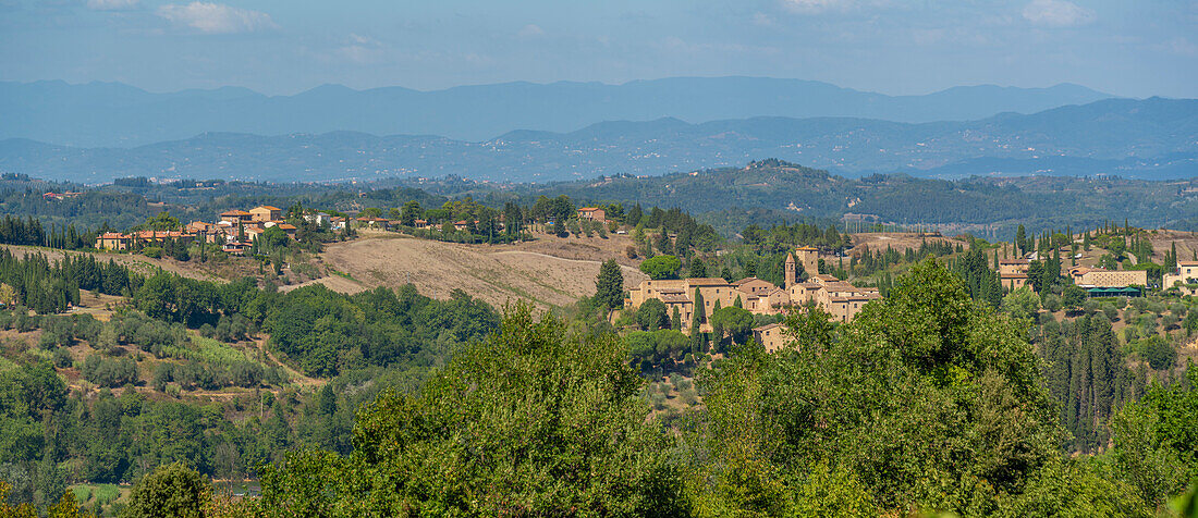 Blick auf Hügel und Landschaft und Stadt bei San Vivaldo,Toskana,Italien,Europa