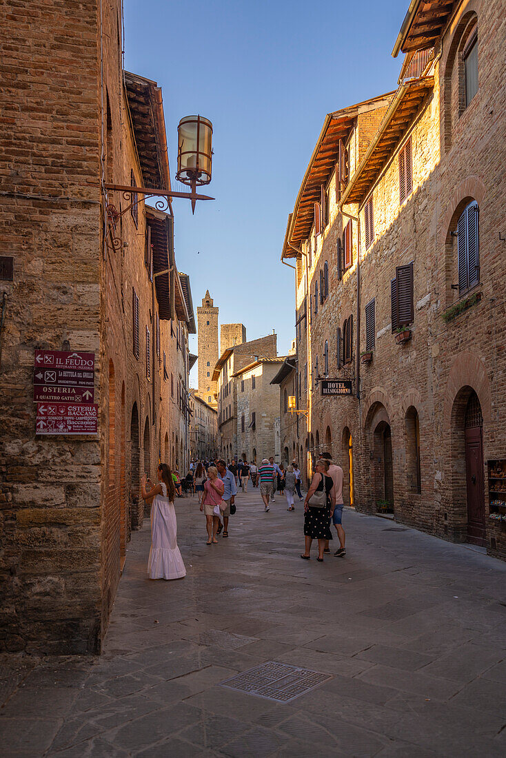 Blick auf enge Straße in San Gimignano, San Gimignano, Provinz Siena, Toskana, Italien, Europa