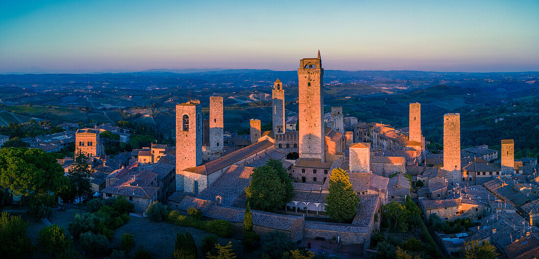 Blick von oben auf San Gimignano und Türme bei Sonnenuntergang,San Gimignano,UNESCO-Weltkulturerbe,Toskana,Italien,Europa