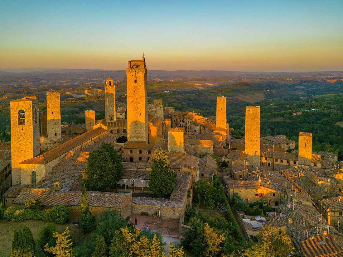 Blick von oben auf San Gimignano und Türme bei Sonnenuntergang,San Gimignano,UNESCO-Weltkulturerbe,Toskana,Italien,Europa