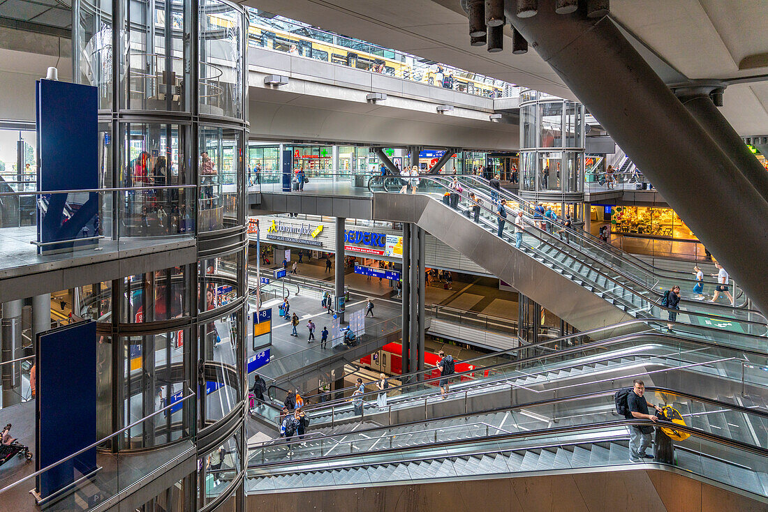 Blick auf das Innere des Berliner Hauptbahnhofs, Hauptbahnhof, Europaplatz 1, Berlin, Deutschland, Europa