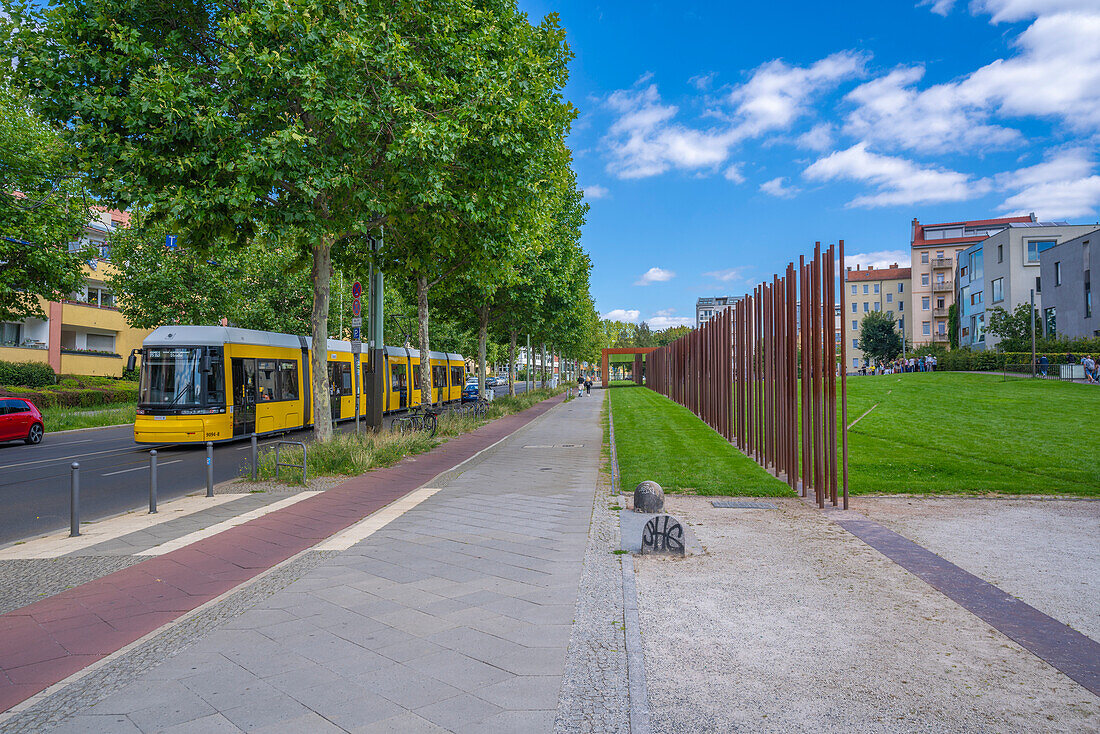 Blick auf gelbe Straßenbahn an der Gedenkstätte Berliner Mauer, Gedenkpark, Bernauer Straße, Berlin, Deutschland, Europa