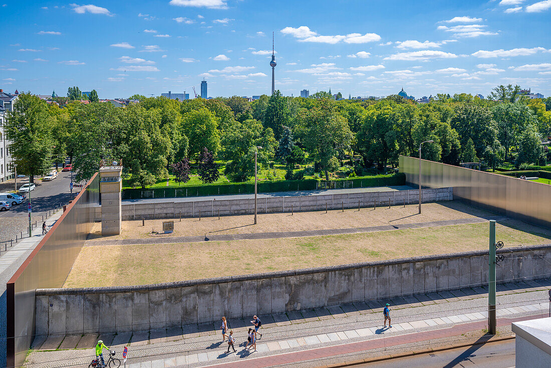 Blick von oben auf die Gedenkstätte Berliner Mauer, Gedenkstätte Park, Bernauer Straße, Berlin, Deutschland, Europa