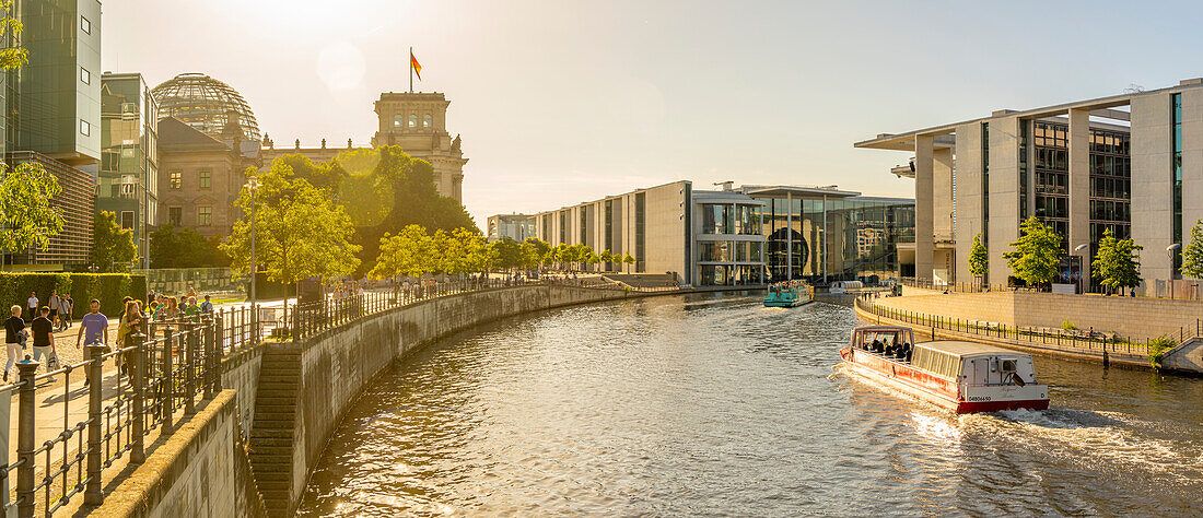 Blick auf ein Sightseeing-Kreuzfahrtschiff auf der Spree und den Reichstag, Deutsches Parlamentsgebäude, Mitte, Berlin, Deutschland, Europa