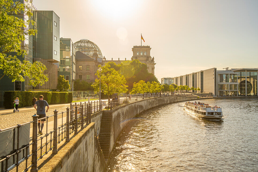Blick auf ein Sightseeing-Kreuzfahrtschiff auf der Spree und das Reichstagsgebäude,Mitte,Berlin,Deutschland,Europa