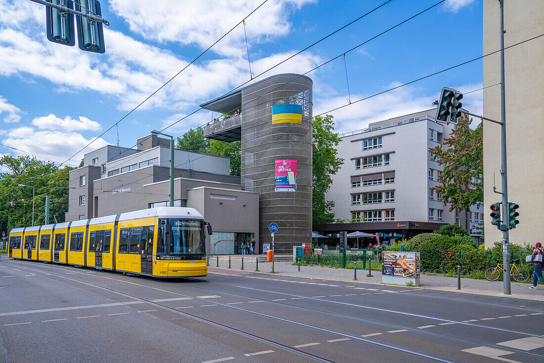 Blick auf gelbe Straßenbahn an der Gedenkstätte Berliner Mauer,Gedenkpark,Bernauer Straße,Berlin,Deutschland,Europa