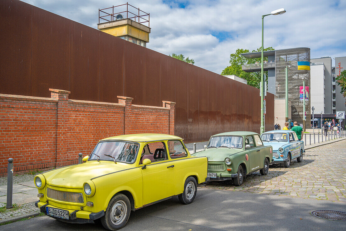 Blick auf Trabant-Wagen an der Gedenkstätte Berliner Mauer, Gedenkstätte Park, Bernauer Straße, Berlin, Deutschland, Europa