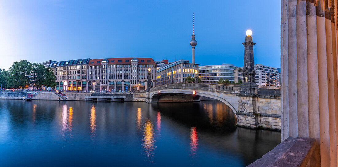 Blick auf den Berliner Fernsehturm vom Kolonnadenhof,UNESCO-Welterbe,Museumsinsel,Mitte,Berlin,Deutschland,Europa