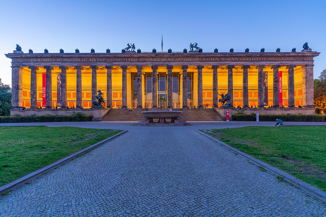 Blick auf das Neue Museum vom Lustgarten aus in der Abenddämmerung,Berlin,Deutschland,Europa