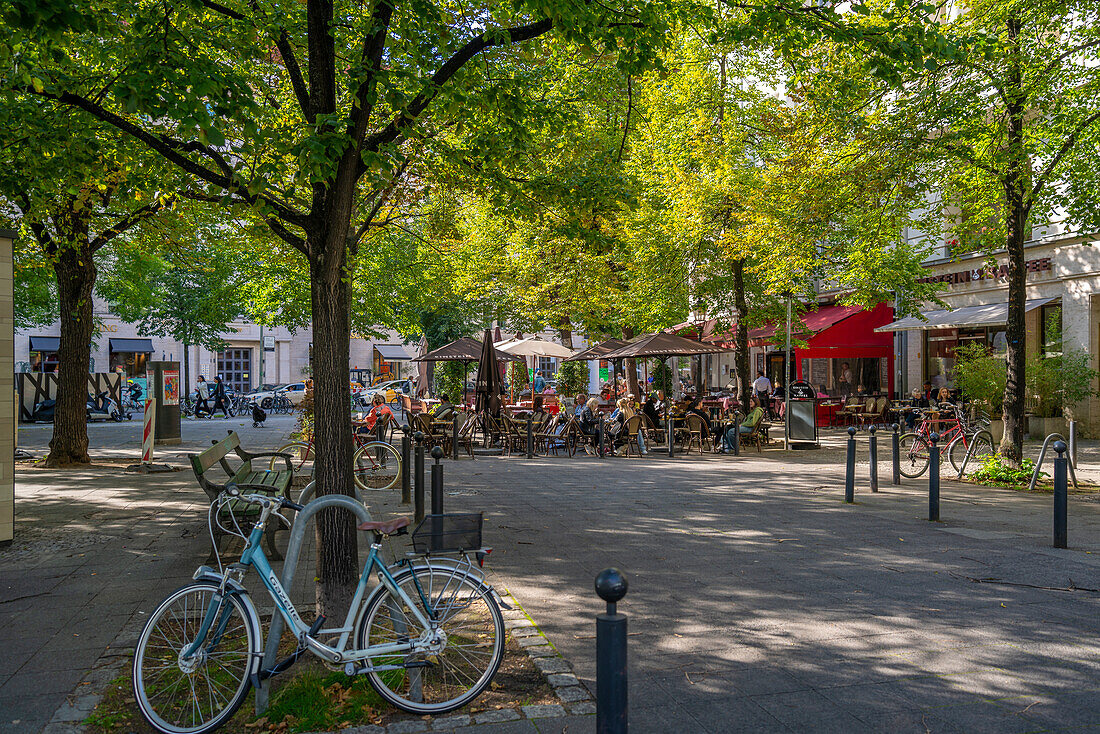 Blick auf ein Restaurant am baumgesäumten Kurfurstendamm in Berlin,Deutschland,Europa