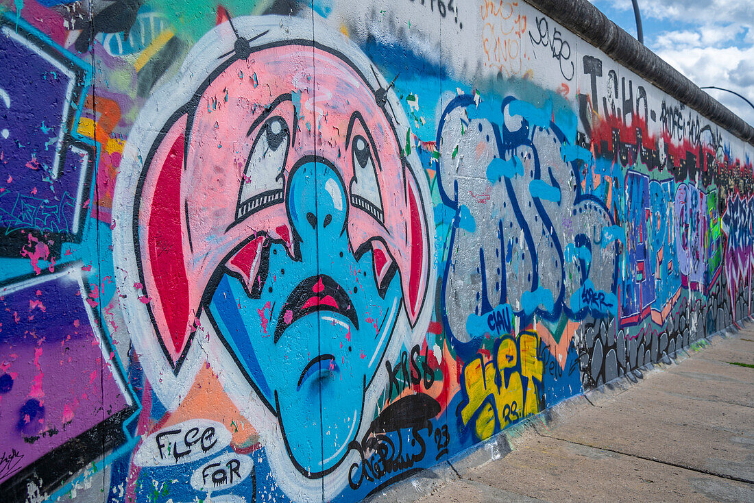 Blick auf das Kunstwerk an der Berliner Mauer, östlicher Teil der ehemaligen Berliner Mauer entlang der Spree, Berlin, Deutschland, Europa