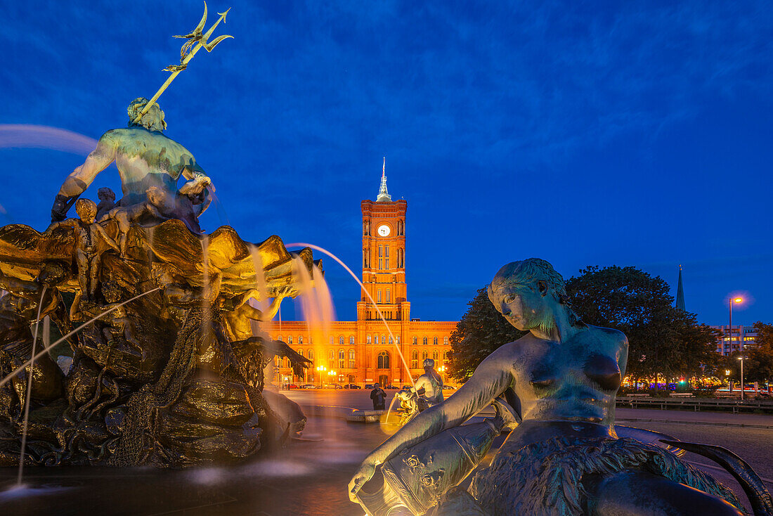 Blick auf das Rote Rathaus und den Neptunbrunnen in der Abenddämmerung,Panoramastraße,Berlin,Deutschland,Europa