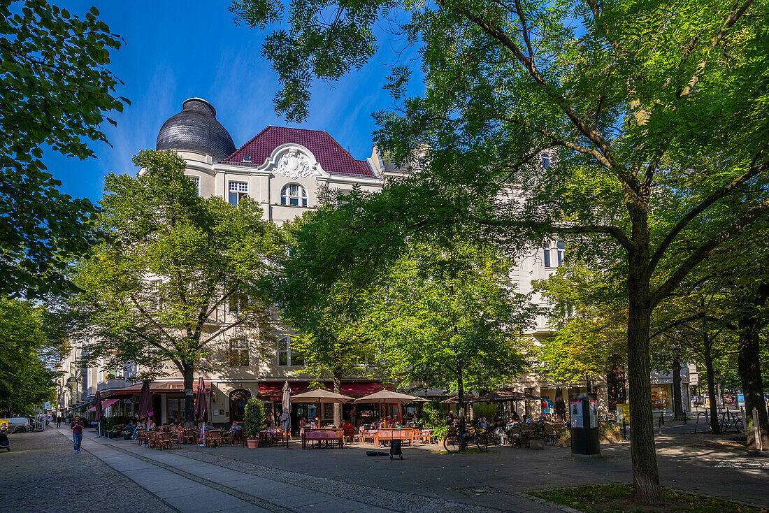 Blick auf ein Restaurant am baumbestandenen Kurfurstendamm in Berlin,Deutschland,Europa