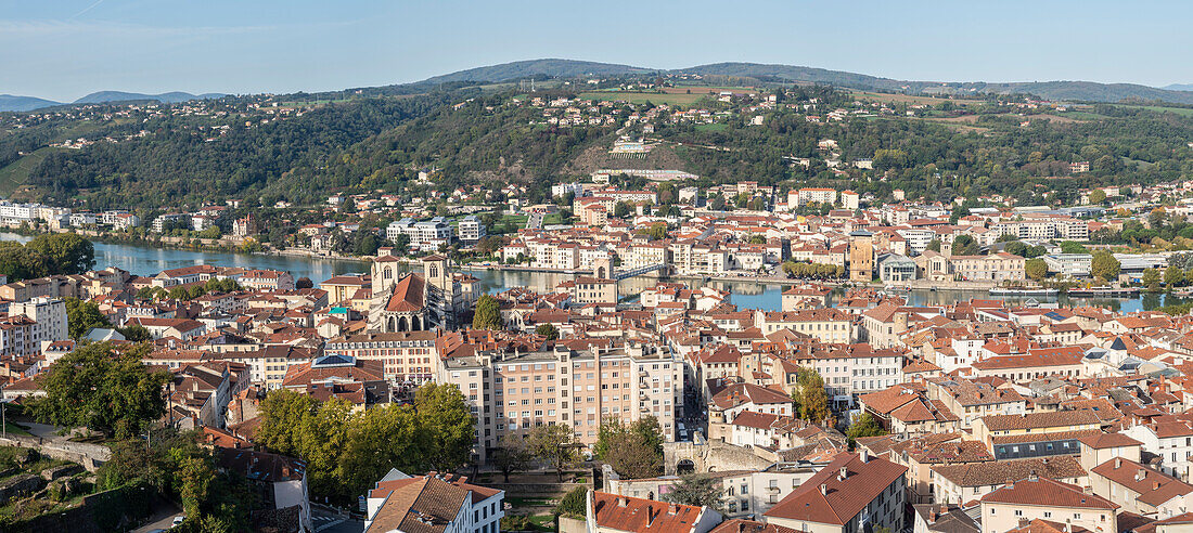 Blick vom Berg Pipet auf die alte Stadt Vienne, Isere, Auvergne-Rhone-Alpes, Frankreich, Europa