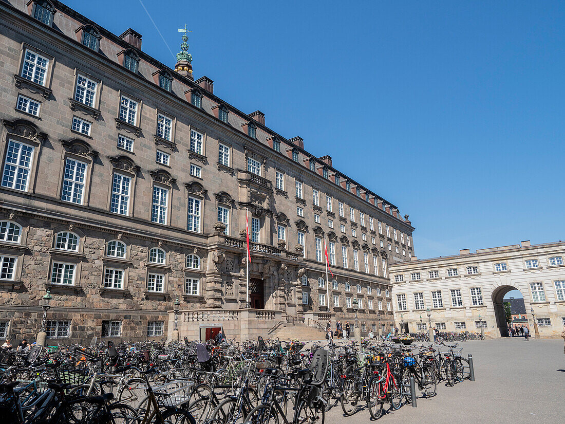 Reihen von Fahrrädern vor dem Christiansborgs Palast, Sitz des dänischen Parlaments, Kopenhagen, Dänemark, Skandinavien, Europa