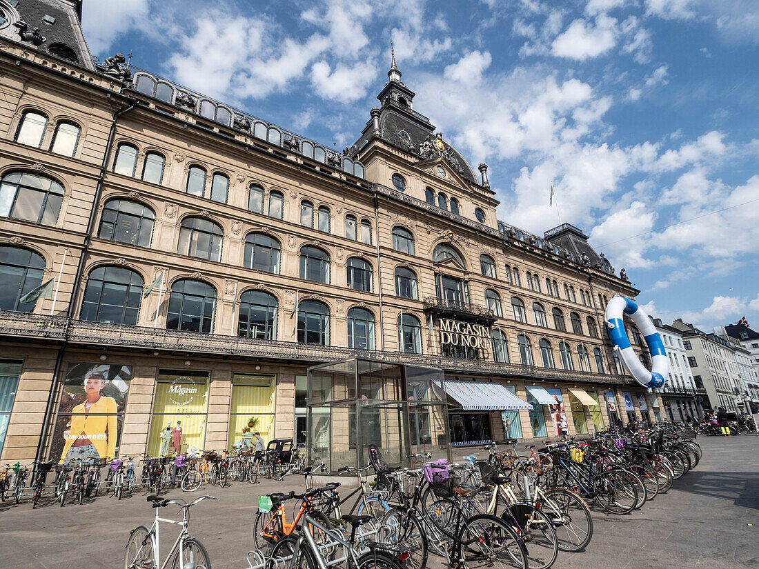 Fahrräder vor dem Kaufhaus Magasin du Nord, Kopenhagen, Dänemark, Skandinavien, Europa, geparkt