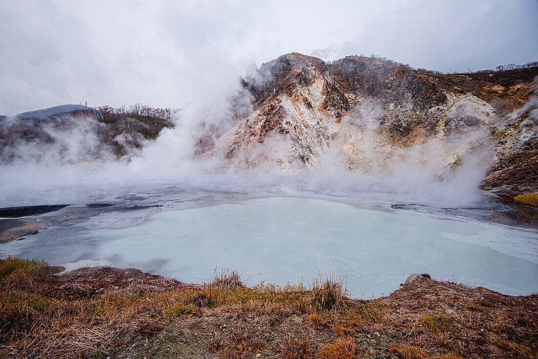 Vulkanisches Feld und dampfender Teich in Noboribetsu, Höllental, Hokkaido, Japan, Asien