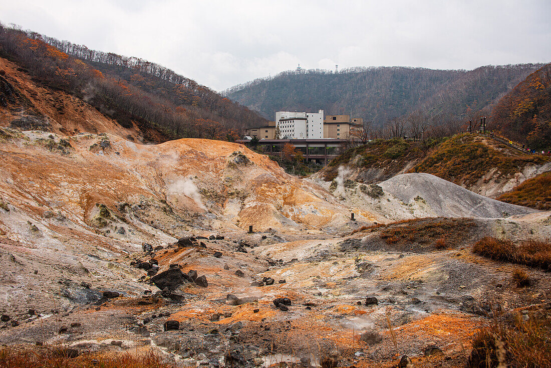 Vulkanische Schwefelgruben vor einer Hotelanlage, Noboribetsu, Hokkaido, Japan, Asien
