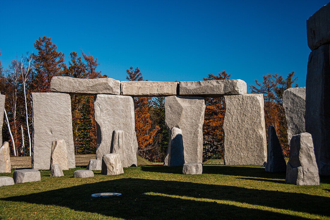 Nahaufnahme einer Stonehenge-Kopie auf dem Makomanai-Takino-Friedhof, Sapporo, Hokkaido, Japan, Asien