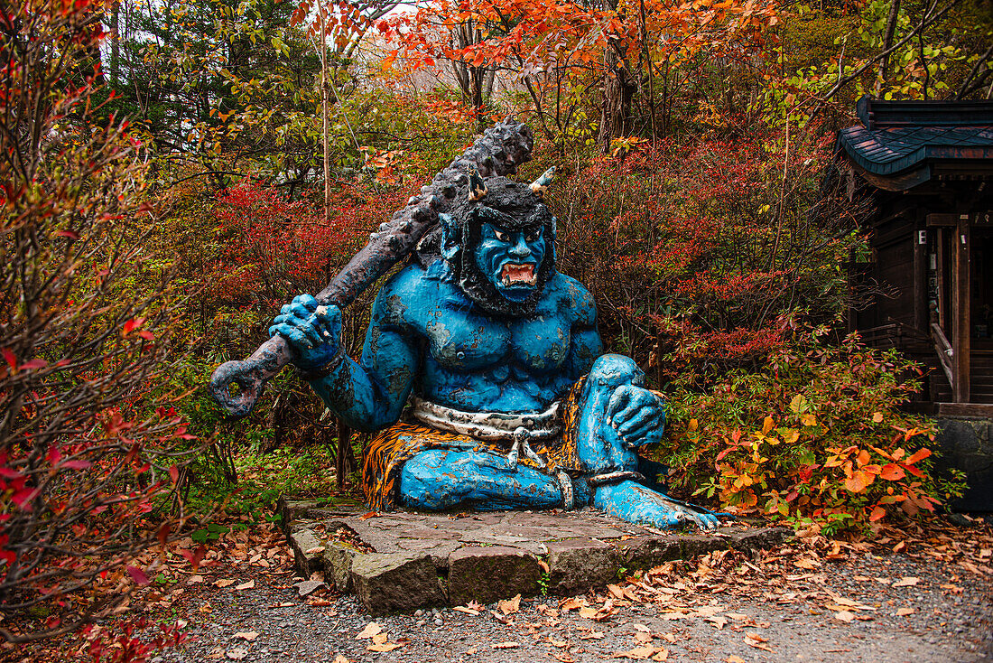 Blauer Dämonenschrein-Nembutsu Dämonenstatue im Herbst, Noboribetsu, Hokkaido, Japan, Asien