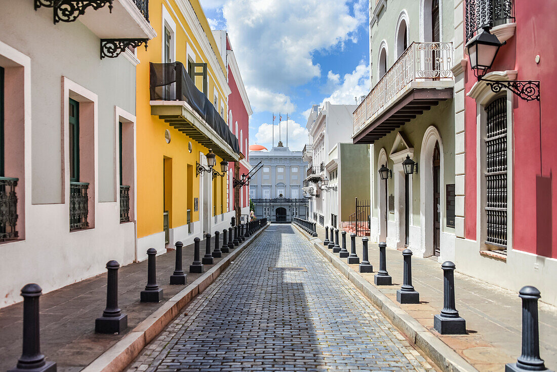 Eine bunte Kolonialstraße in San Juan, Puerto Rico, Karibik, Mittelamerika