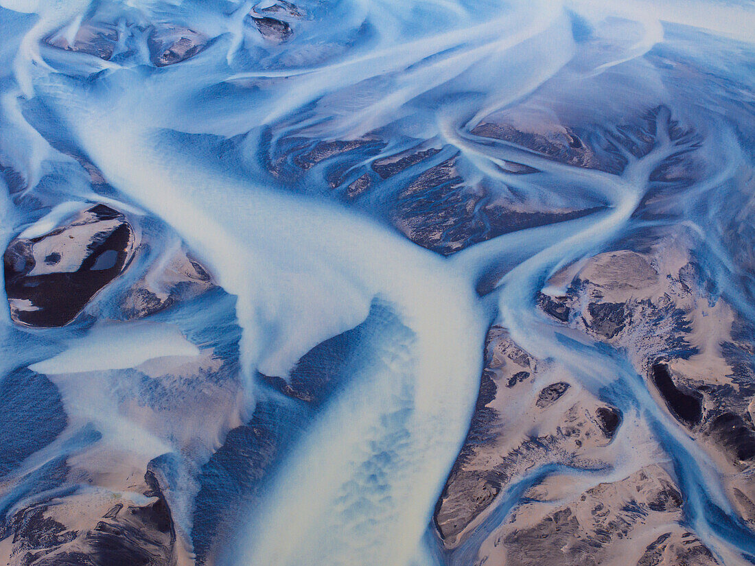 Abstrakte Luftaufnahme des Flusses an einem Sommertag entlang der isländischen Südküste,Island,Polarregionen