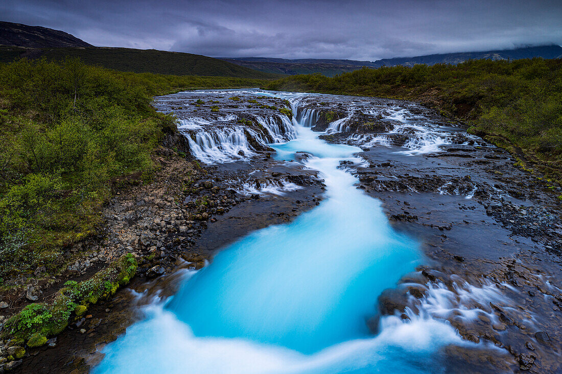 Der schöne Bruarfoss-Wasserfall an einem bewölkten Sommertag,Island,Polarregionen