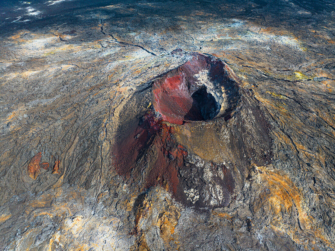 Luftaufnahme des Vulkankegels im Ausbruchsgebiet bei Reykjavik,Isländische Südküste,Island,Polarregionen