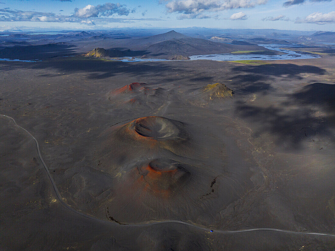 Luftaufnahme einer Drohne von der Naturlandschaft im Gebiet Landmannaugar an einem Sommertag,Island,Polarregionen