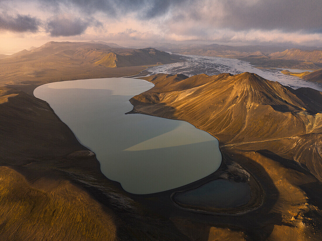Luftaufnahme einer Drohne von einer Naturlandschaft im Landmannaugar-Gebiet an einem Sommertag,Island,Polarregionen