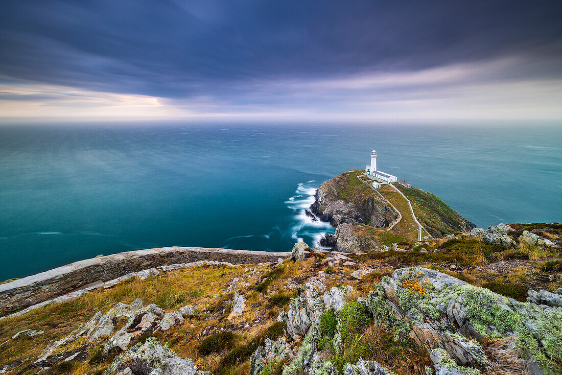 South Stack Lighthouse bei Sonnenuntergang, Anglesey, Holy Island, Wales, Großbritannien, Vereinigtes Königreich, Europa