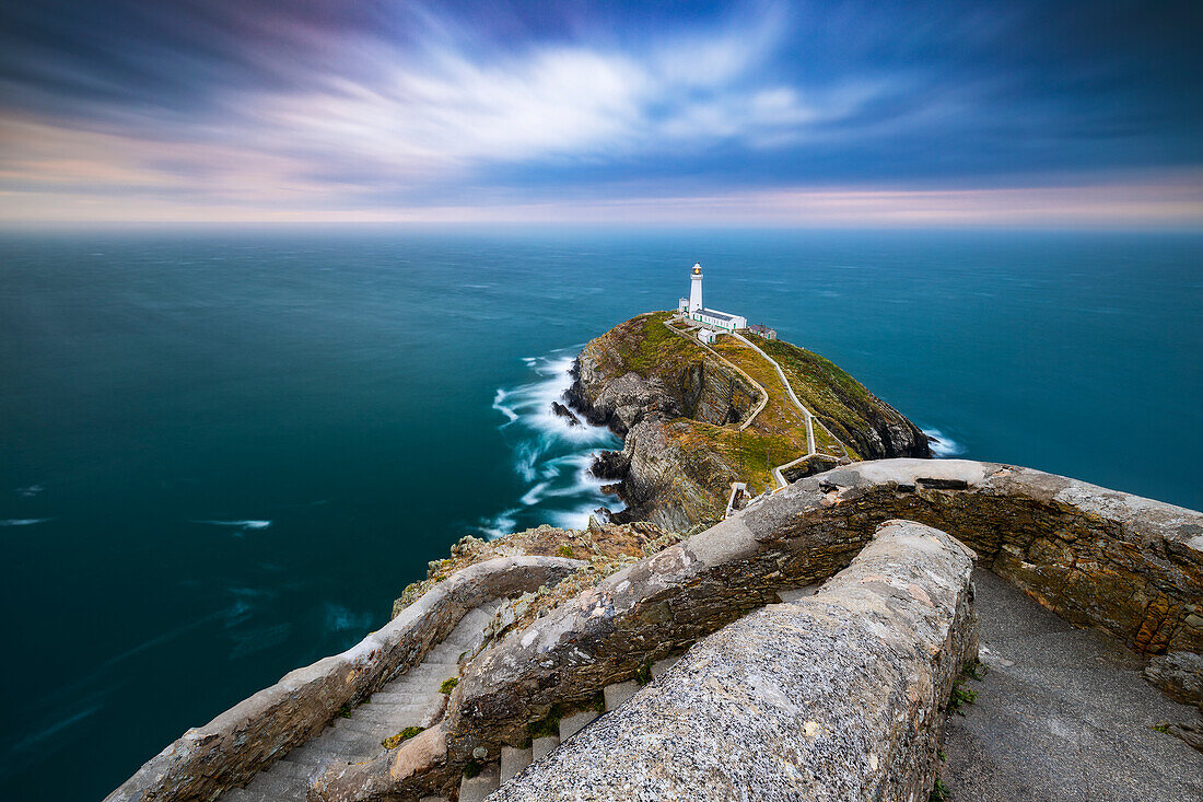 South Stack Leuchtturm bei Sonnenuntergang, Anglesey, Holy Island, Wales, Großbritannien, Vereinigtes Königreich, Europa