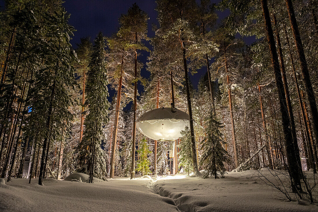 Beleuchtetes UFO-förmiges Zimmer im gefrorenen Wald mit Schnee bedeckt, Winteransicht, Schwedisch-Lappland, Harads, Schweden, Skandinavien, Skandinavien, Europa