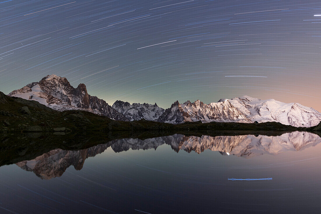 Sternenschweif über dem Mont Blanc-Gebirge vom Lac de Cheserys aus gesehen,Chamonix,Französische Alpen,Haute Savoie,Frankreich,Europa