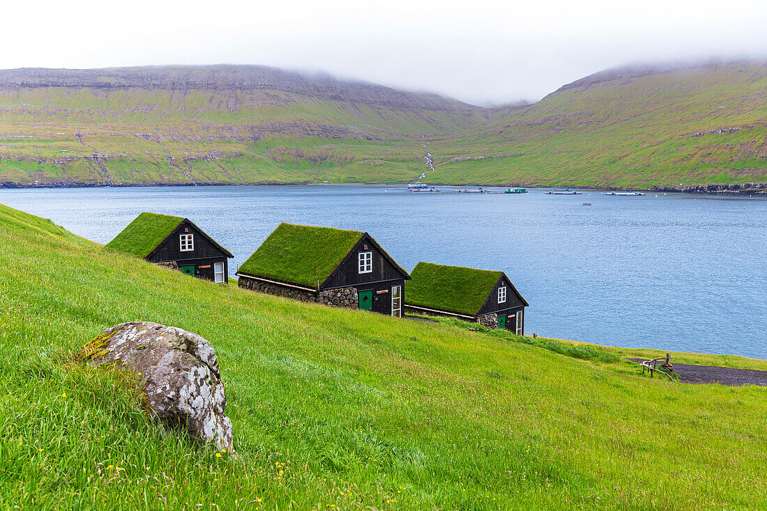 Häuser mit Torfdächern, Dorf Bour, Insel Vagar, Färöer Inseln, Dänemark, Europa