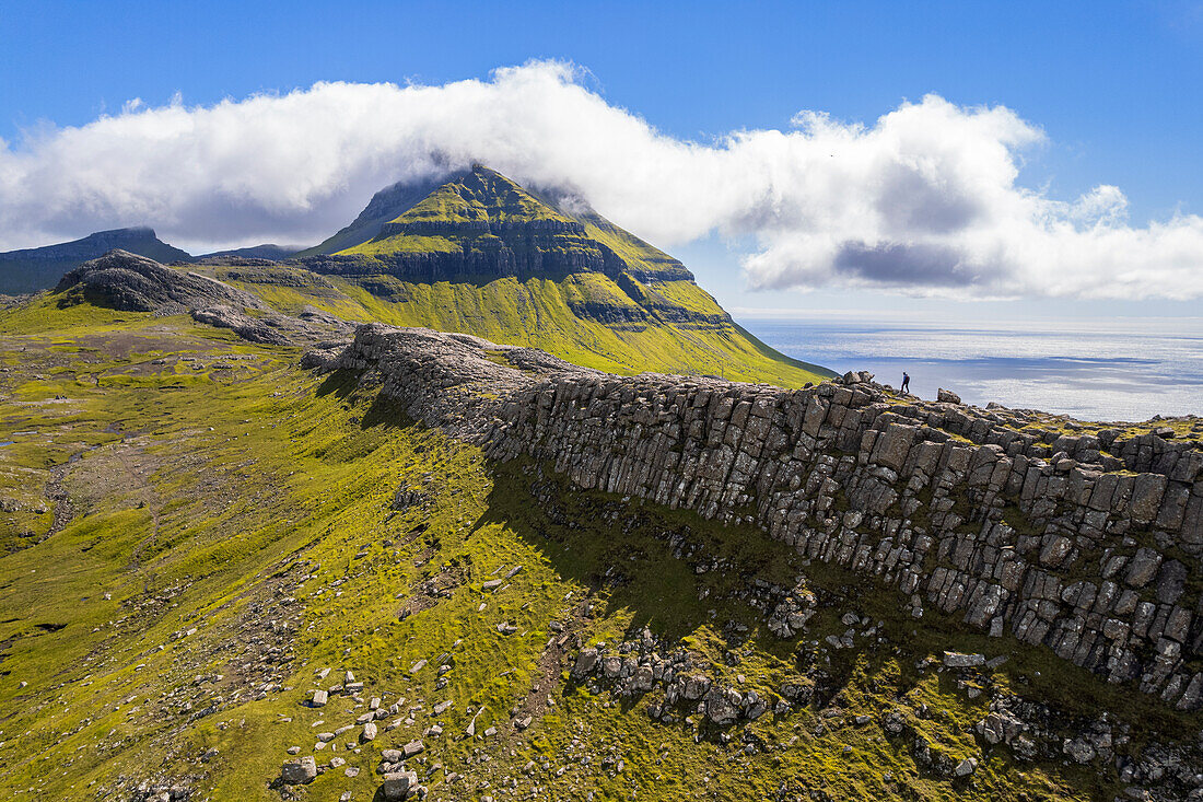 Eine Person wandert auf dem Bergrücken zum Skaelingsfjall, Insel Streymoy, Färöer Inseln, Dänemark, Europa