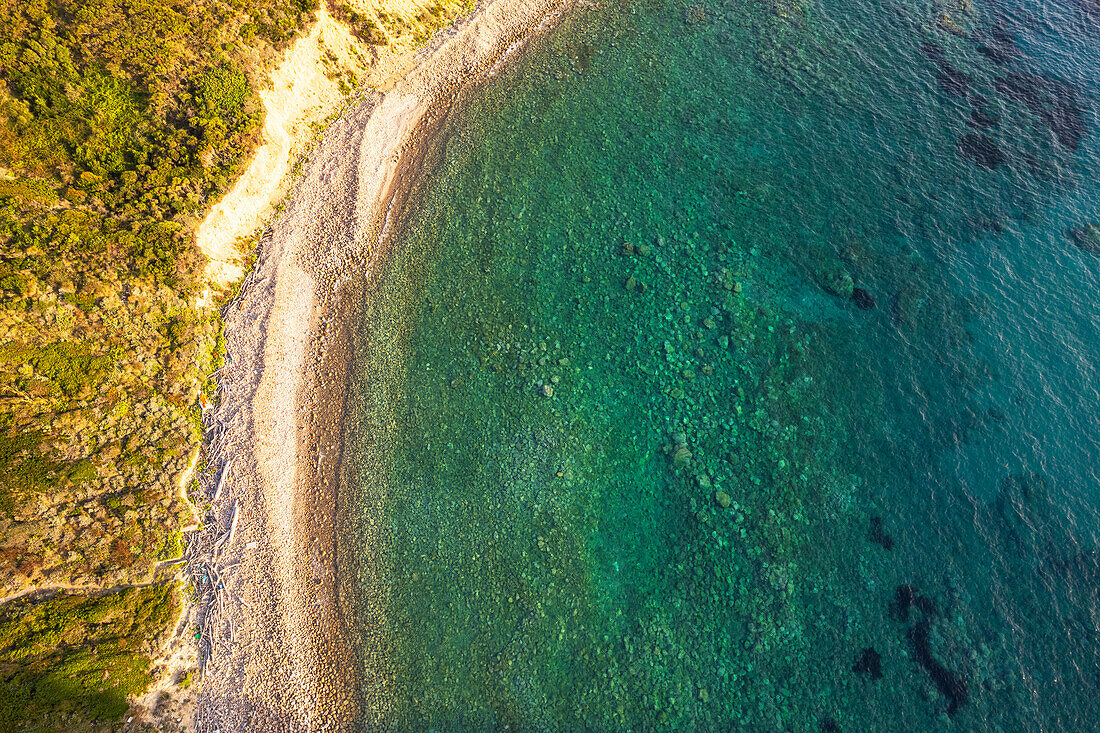 Luftaufnahme eines leeren Strandes auf der Insel Palmarola, Gemeinde Ponza, Mittelmeer, Pontinischer Archipel, Provinz Latina, Latium (Lazio), Italien, Europa