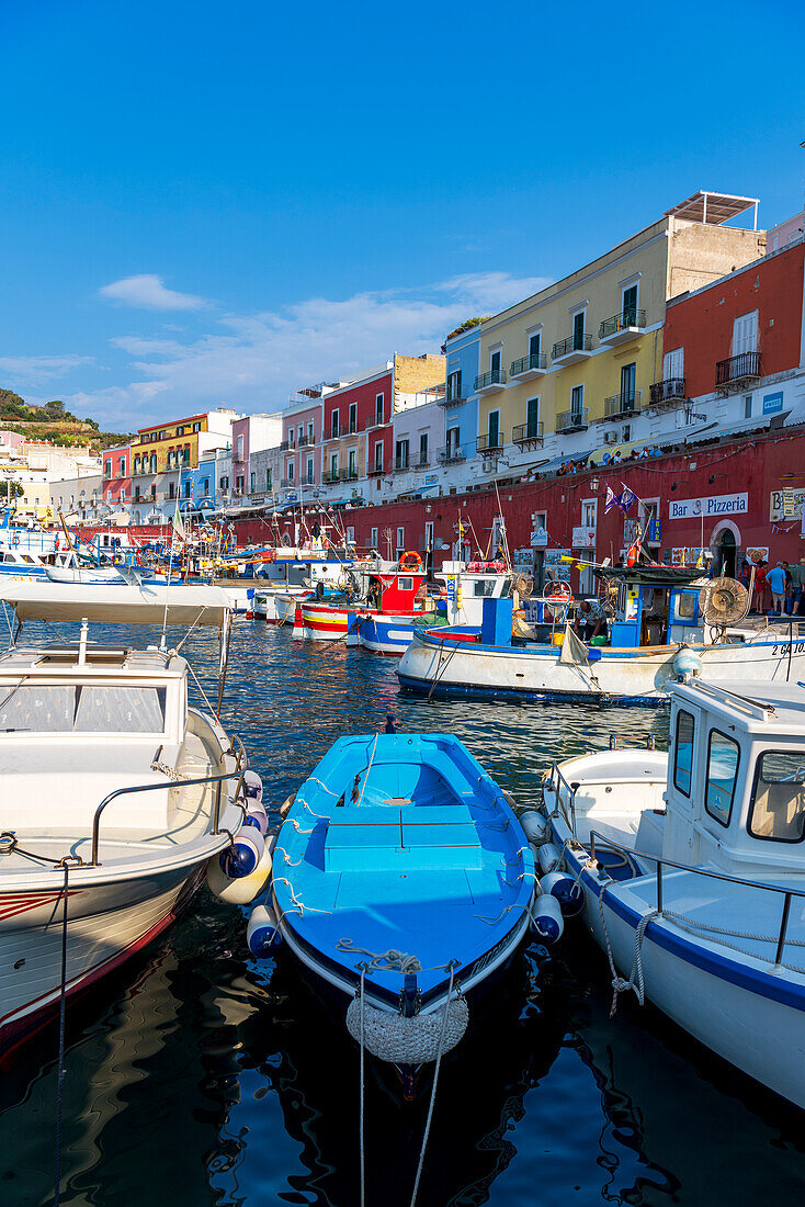 Kleine Boote im Hafen des farbenfrohen Fischerdorfs Ponza, Insel Ponza, Pontinische Inseln, Tyrrhenisches Meer, Provinz Latina, Latium (Lazio), Italien, Europa