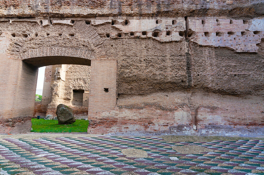Palestra,Turnhalle,Polychromes Mosaik mit Schuppenmuster,Caracalla-Thermen,UNESCO-Welterbe,Rom,Latium (Latium),Italien,Europa