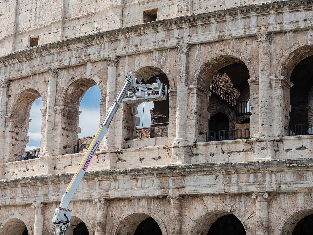 Arbeiter inspizieren das Kolosseum, Rom, Latium, Italien, Europa