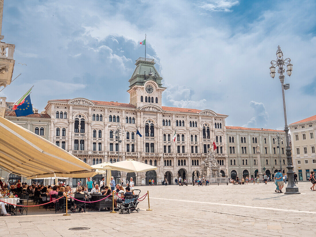 Caffe degli Spegli und das Rathaus, Piazza dell'Unita d'Italia, Triest, Friaul-Julisch-Venetien, Italien, Europa